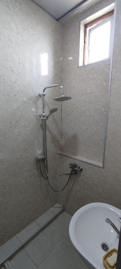 Guest House Tall Rooms Zugdidi ภายนอก รูปภาพ