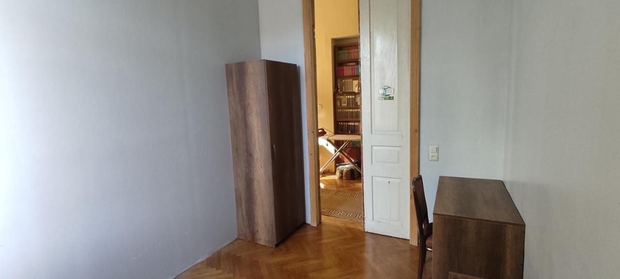Guest House Tall Rooms Zugdidi ภายนอก รูปภาพ