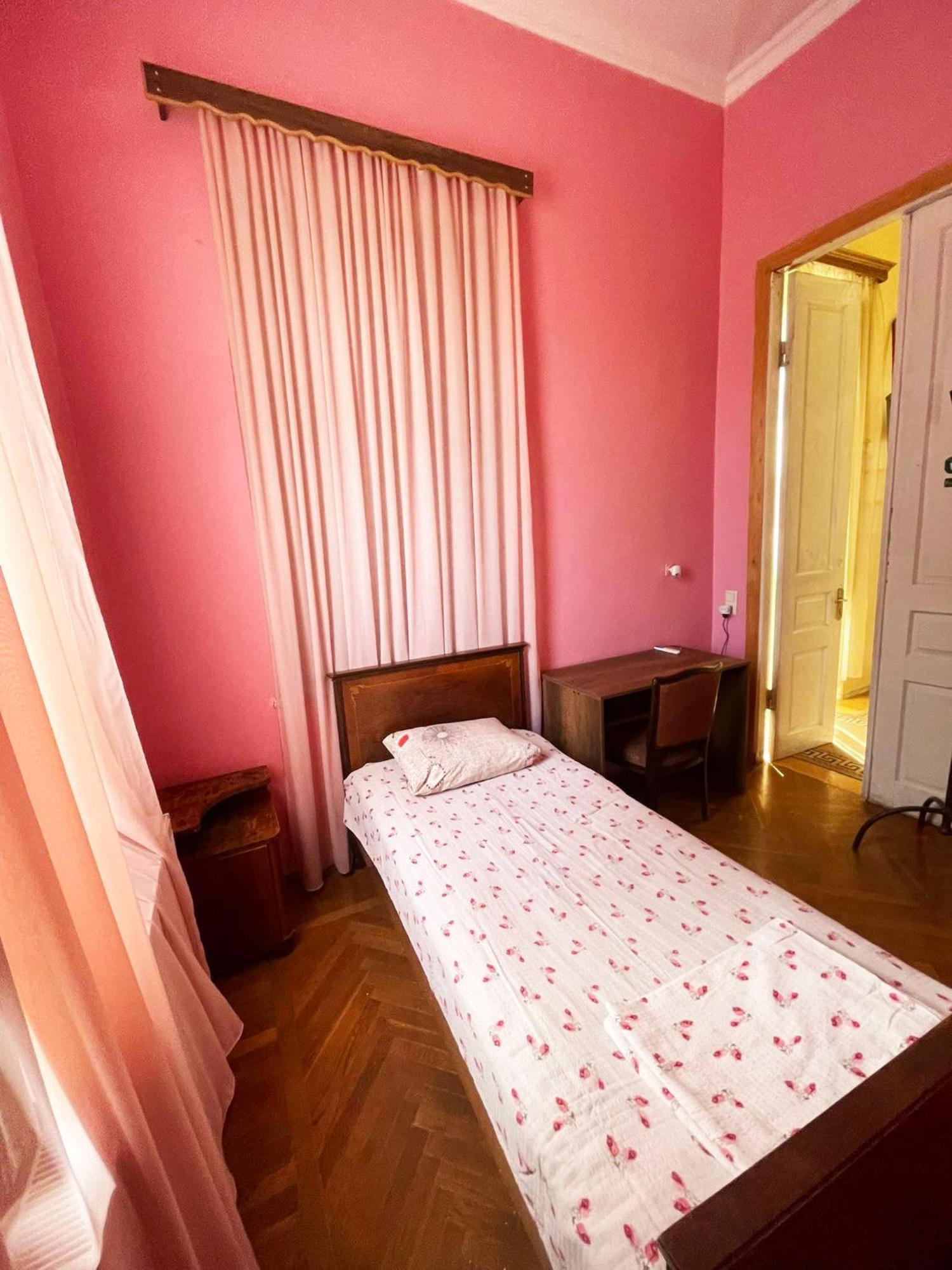 Guest House Tall Rooms Zugdidi ภายนอก รูปภาพ